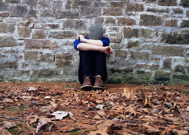 mann, einsam, verstecken, traurig, jung, allein, einsamkeit, trauriger junge, deprimiert, probleme, junge, mauer, geduckt