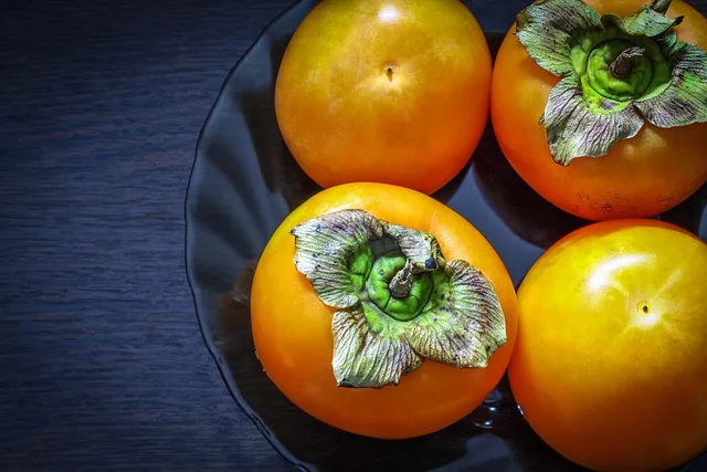 persimmon, four pieces, lebensmittel, obst, useful, in a plate, glass, braun, freshness, juiciness, vitamine, sweet