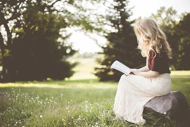 blondine, mädchen, buchen, natur, lesen, sitzen, sitzung, junge frau, ein buch zu lesen, mädchen lesen, gras, draußen, frau