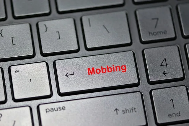 tyrannisieren, mobbing, cyber-mobbing, mobbing in sozialen medien, social media, konzept, beleidigung, hilflos, digital, depression, internet, netz
