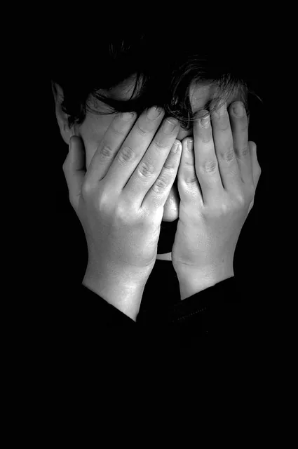 bedecke dein gesicht mit deinen händen, verstecken, grusel, furcht, baby, kinder, teen, traurigkeit, schmerz, psychologie, angst, depression, unzufrieden, person, menschen, porträt, ausblenden, tränen, wehe, weinen, schwarz und weiß, kontrast, geschlossene augen