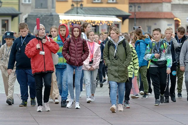kinder, touristen, gruppe, draußen, mädchen, jungen, die aufsichtsbehörden, reisen, gehen, straße, stadt