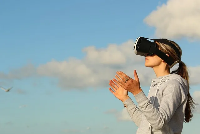 frau, virtuelle realität, spiel, natur, wolken, ar, erweiterte realität, weiblich, mädchen, draußen, metaverse, person, seitenansicht, himmel, offene arme