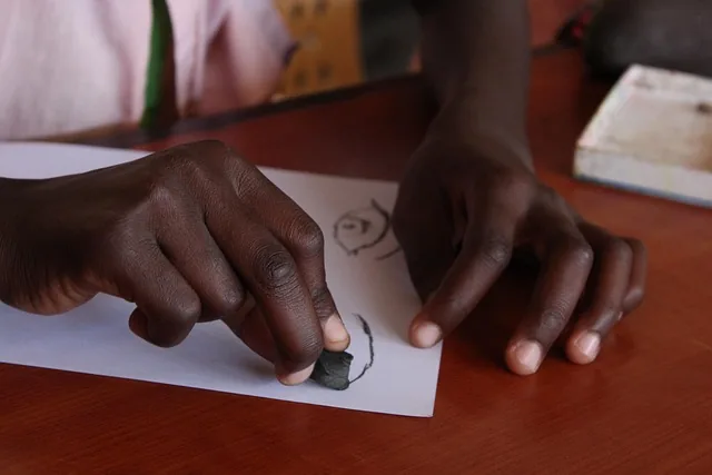 hand, das passiert, zeichnen, abonnieren, kinder, schule, bild, augen, finger, afrika, skizzieren, lektion, spielen, schaffen, kreativ