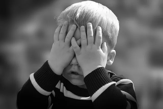 junge, porträt, kind, hände, ausblenden, verstecken, spielen, hide and seek, kleinkind, kleiner junge, einfarbig, schwarz und weiß, kind, kind, kind, kind, kind, verstecken, verstecken