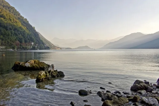 comer see, hintergrundbild in hd, italien, schöne tapete, desktop-hintergründe, 4k-hintergrundbild 1920x1080, full-hd-hintergrundbild, wasser, mac-hintergrundbild, die nadel, ufer, kostenloser hintergrund, 4k-hintergrundbild, felsen, tourismus, panorama, berge, coole hintergründe, hintergrundbild 4k, romantisch, hd-hintergrund, natur, ruhe, nebel, windows wallpaper, kostenlose tapete, dawn, horizont, laptop-hintergrundbild, hintergrund, landschaft, standpunkt